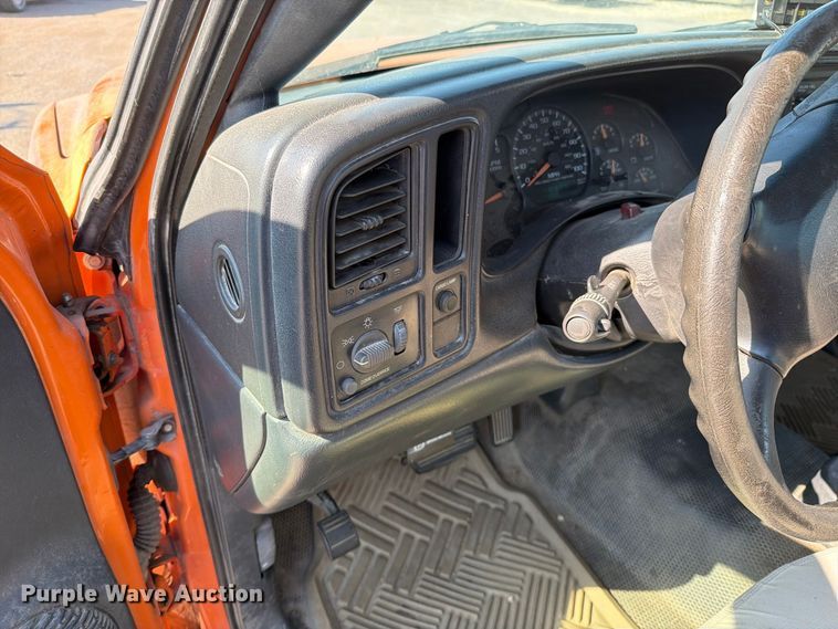 image for item EV6154 2002 Chevrolet Silverado 2500 pickup truck
