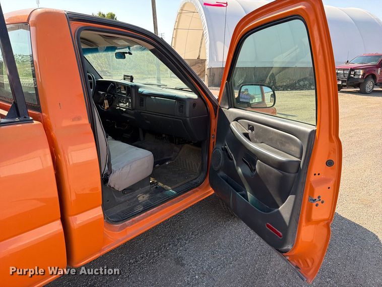 image for item EV6154 2002 Chevrolet Silverado 2500 pickup truck