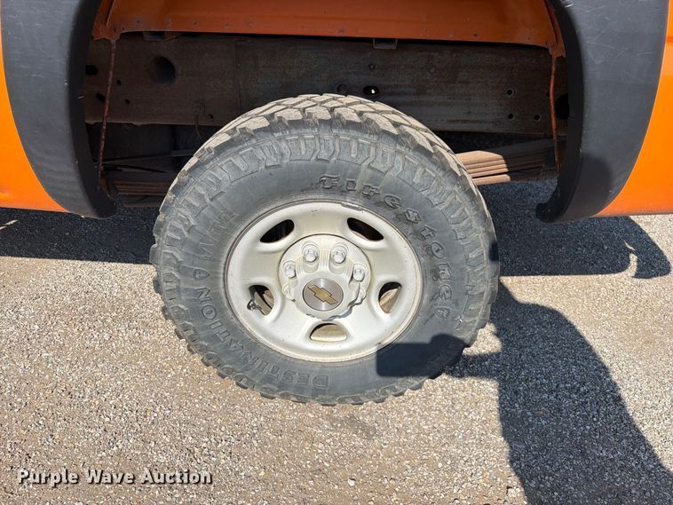 image for item EV6154 2002 Chevrolet Silverado 2500 pickup truck