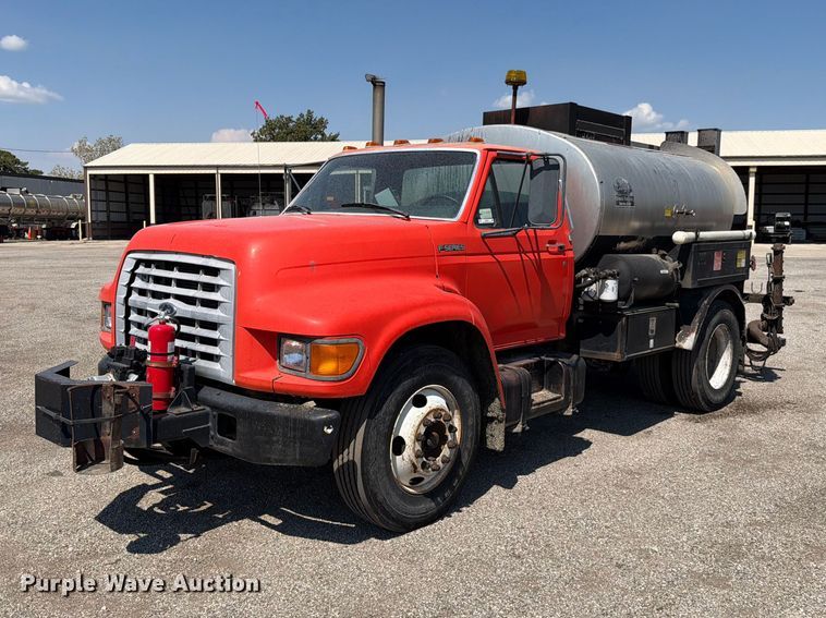 1998 Ford F800 oil distributor truck