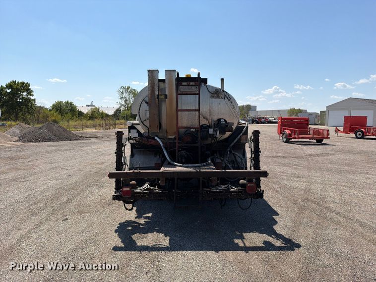 image for item EV6155 1998 Ford F800 oil distributor truck