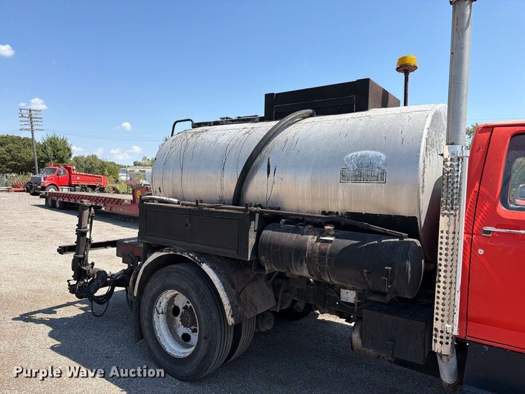 image for item EV6155 1998 Ford F800 oil distributor truck