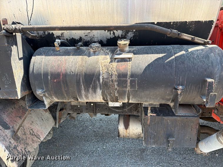 image for item EV6155 1998 Ford F800 oil distributor truck