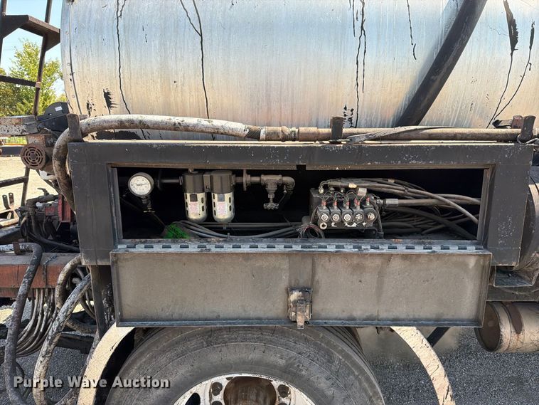 image for item EV6155 1998 Ford F800 oil distributor truck