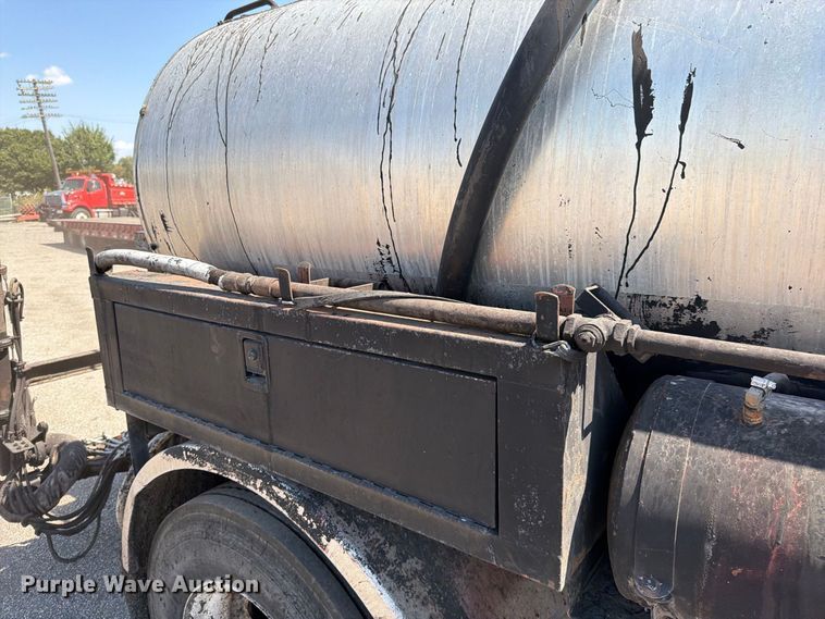 image for item EV6155 1998 Ford F800 oil distributor truck