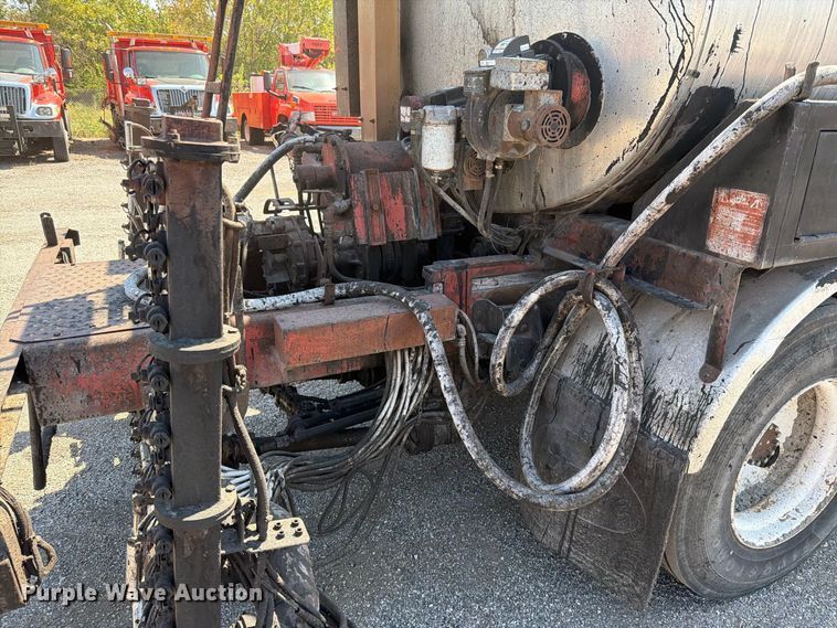 image for item EV6155 1998 Ford F800 oil distributor truck