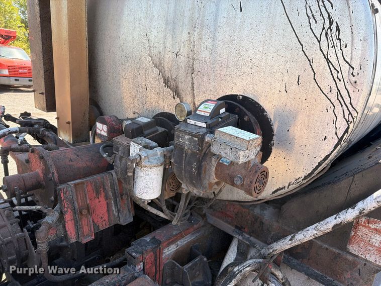 image for item EV6155 1998 Ford F800 oil distributor truck