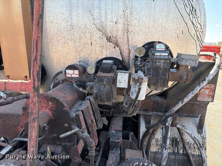 image for item EV6155 1998 Ford F800 oil distributor truck