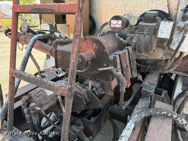 image for item EV6155 1998 Ford F800 oil distributor truck