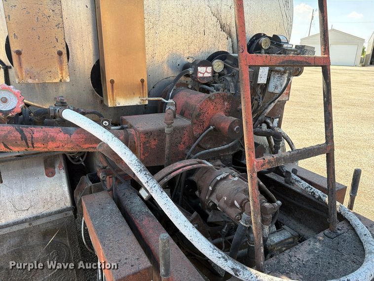 image for item EV6155 1998 Ford F800 oil distributor truck