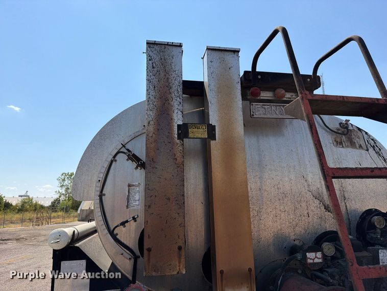 image for item EV6155 1998 Ford F800 oil distributor truck
