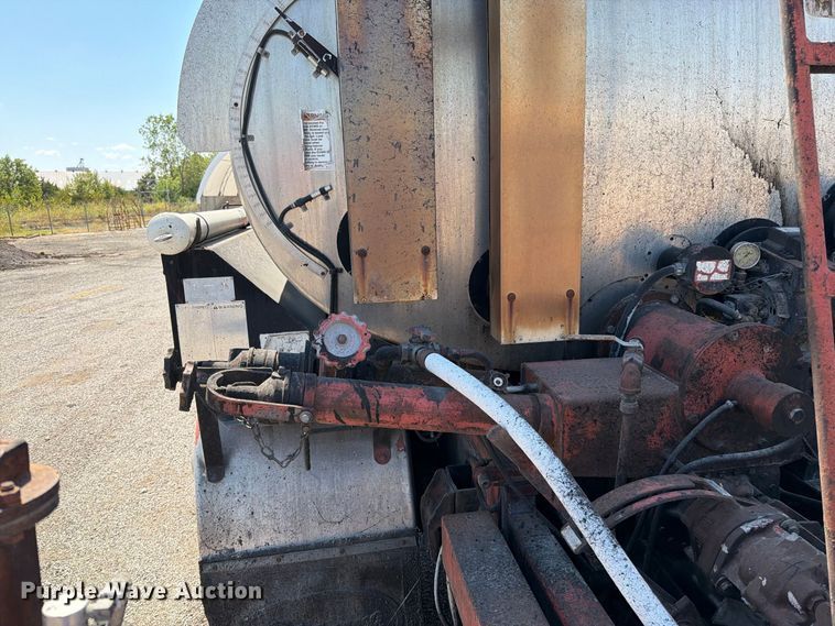 image for item EV6155 1998 Ford F800 oil distributor truck