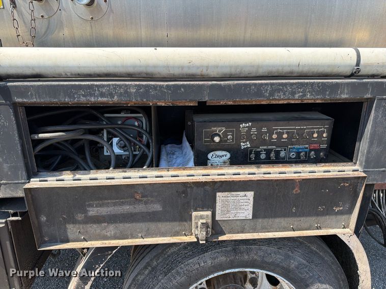 image for item EV6155 1998 Ford F800 oil distributor truck
