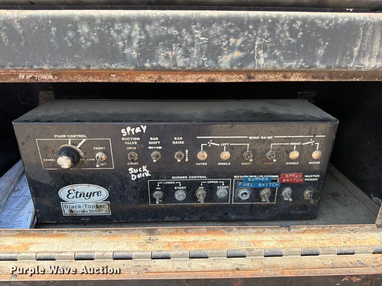 image for item EV6155 1998 Ford F800 oil distributor truck