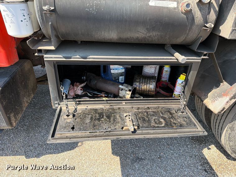 image for item EV6155 1998 Ford F800 oil distributor truck