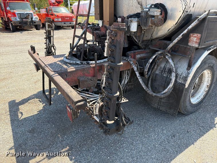 image for item EV6155 1998 Ford F800 oil distributor truck