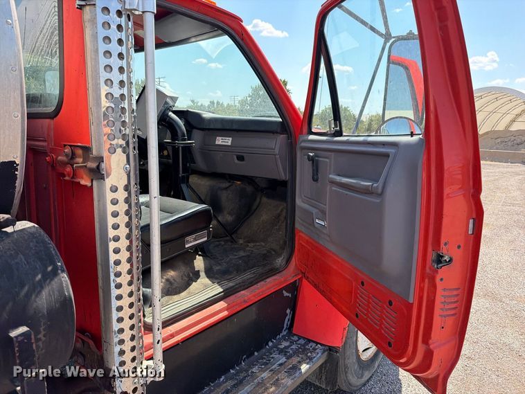 image for item EV6155 1998 Ford F800 oil distributor truck