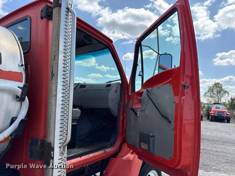 image for item EV6156 2000 Sterling L7500 oil distributor truck