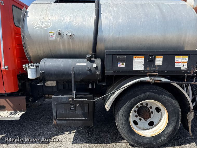 image for item EV6157 2002 Freightliner FL60 oil distributor truck