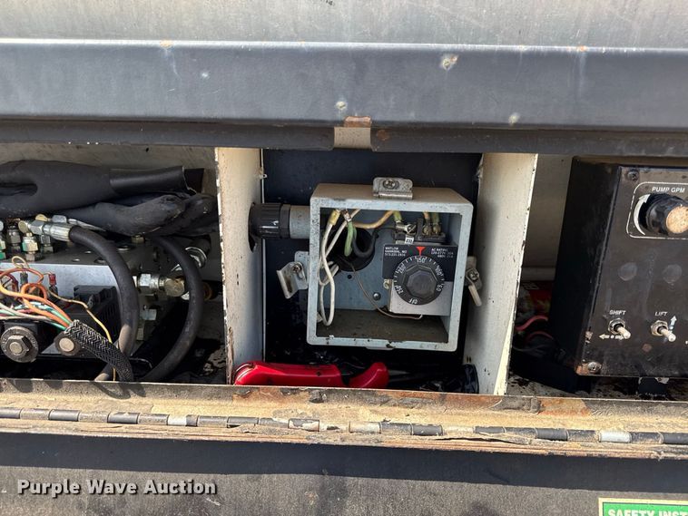 image for item EV6157 2002 Freightliner FL60 oil distributor truck