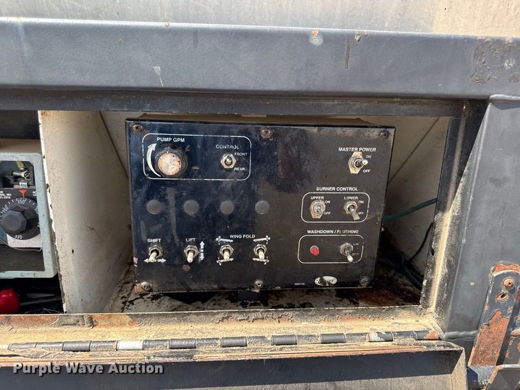 image for item EV6157 2002 Freightliner FL60 oil distributor truck