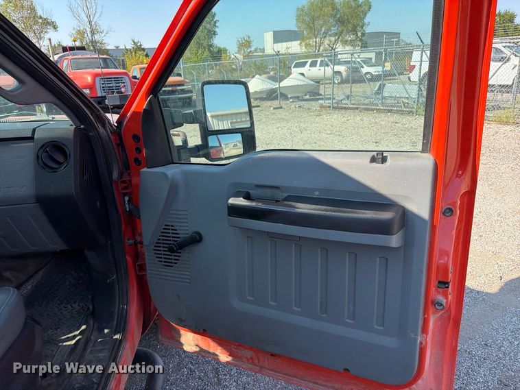 image for item EV6159 2016 Ford F250 Super Duty utility bed pickup truck