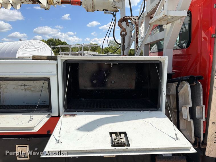 image for item EV6160 2006 International WorkStar 7400 digger derrick truck