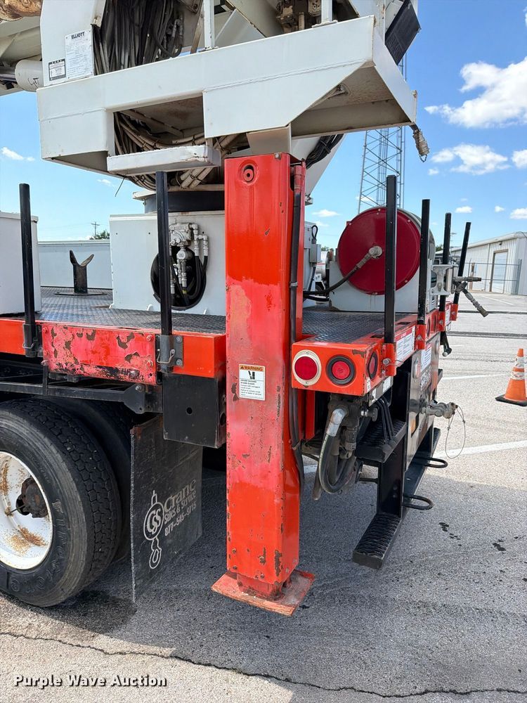 image for item EV6160 2006 International WorkStar 7400 digger derrick truck