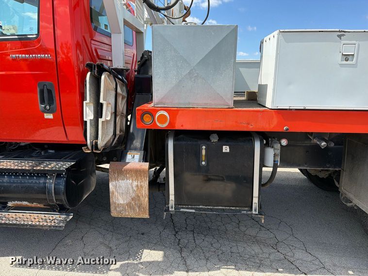 image for item EV6160 2006 International WorkStar 7400 digger derrick truck