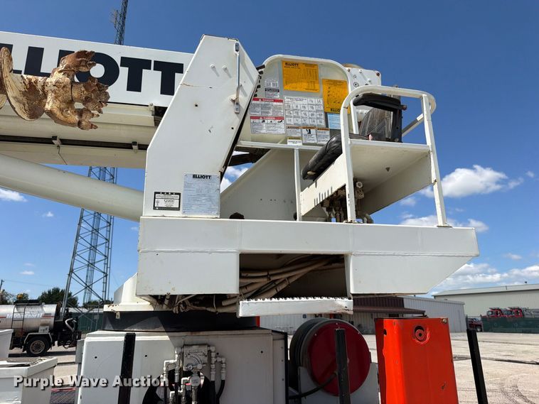 image for item EV6160 2006 International WorkStar 7400 digger derrick truck
