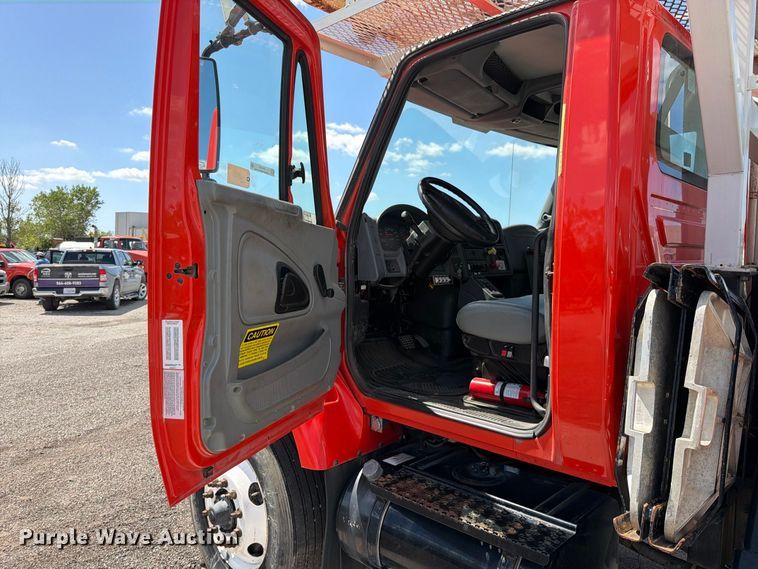 image for item EV6160 2006 International WorkStar 7400 digger derrick truck