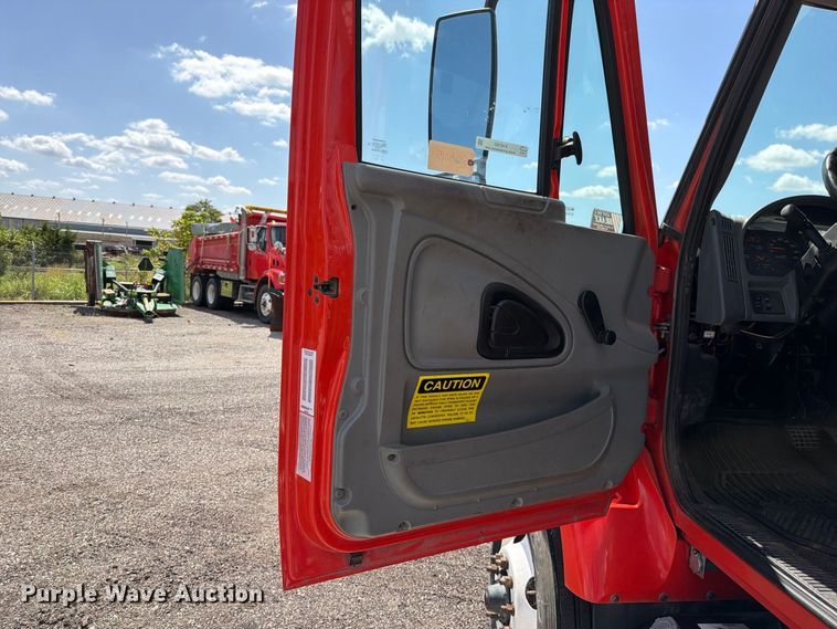 image for item EV6160 2006 International WorkStar 7400 digger derrick truck