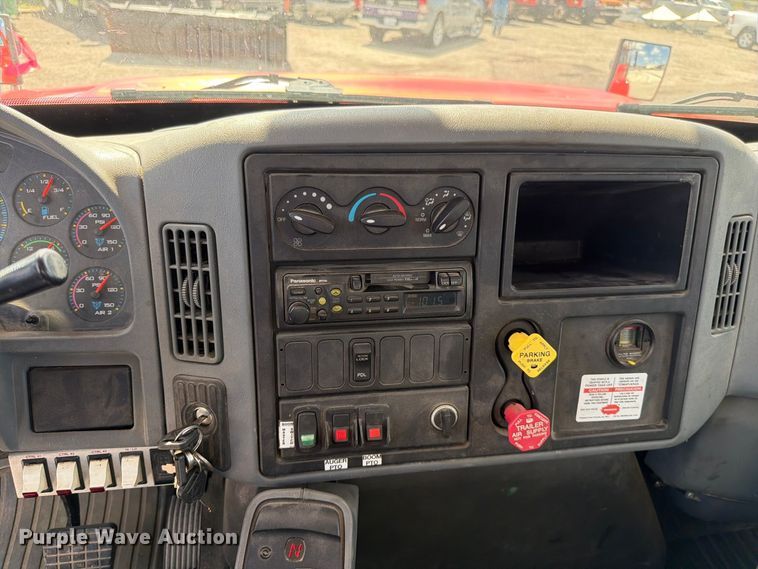 image for item EV6160 2006 International WorkStar 7400 digger derrick truck