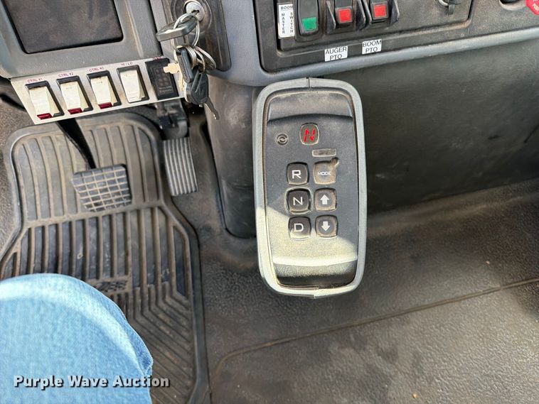 image for item EV6160 2006 International WorkStar 7400 digger derrick truck