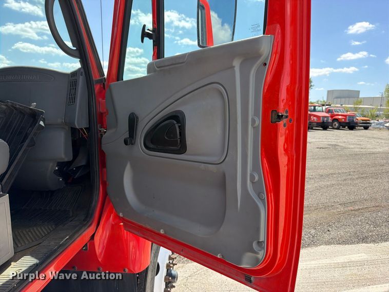 image for item EV6160 2006 International WorkStar 7400 digger derrick truck