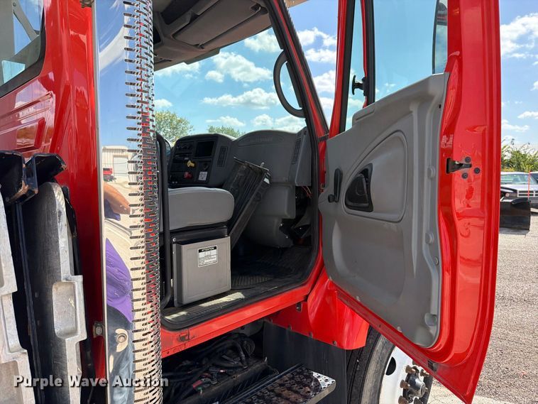 image for item EV6160 2006 International WorkStar 7400 digger derrick truck