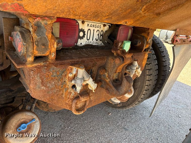 image for item EW4293 2005 International 7400 dump truck