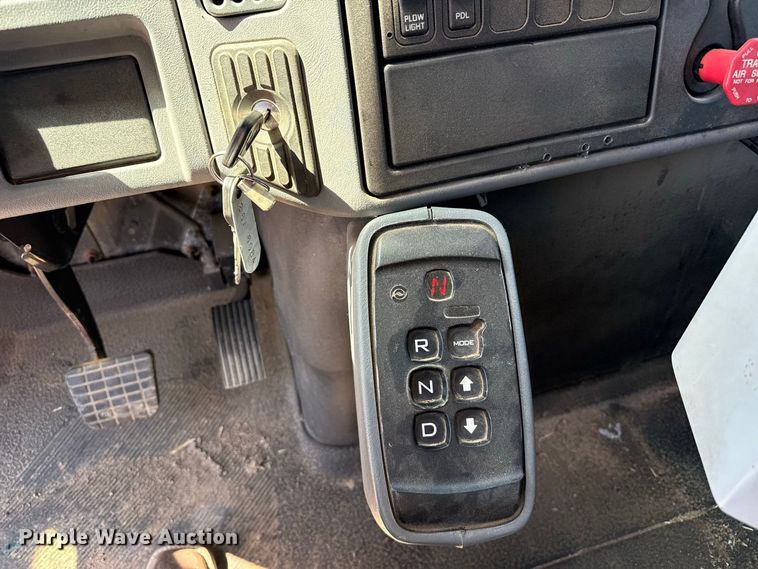 image for item EW4293 2005 International 7400 dump truck