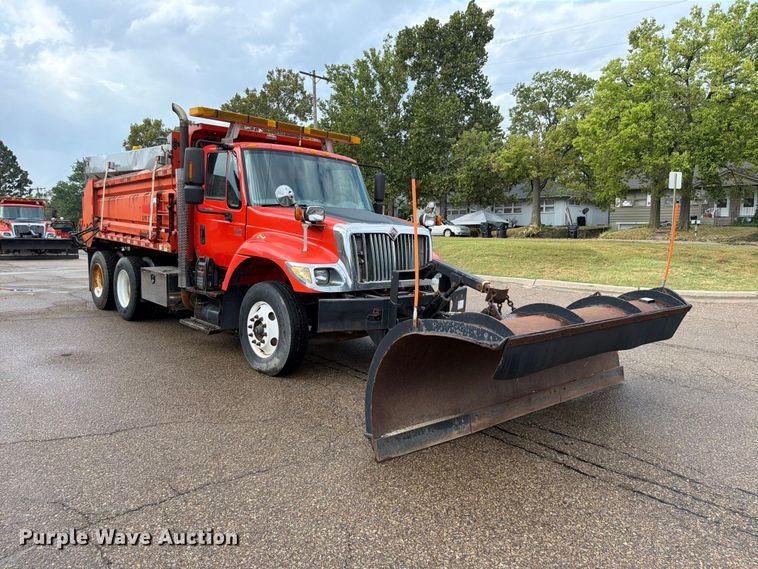image for item FH6315 2007 International 7400 dump truck