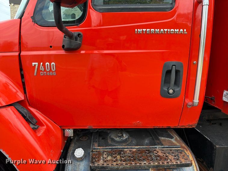 image for item FH6315 2007 International 7400 dump truck