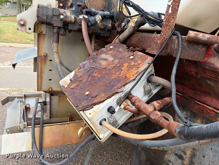 image for item FH6315 2007 International 7400 dump truck
