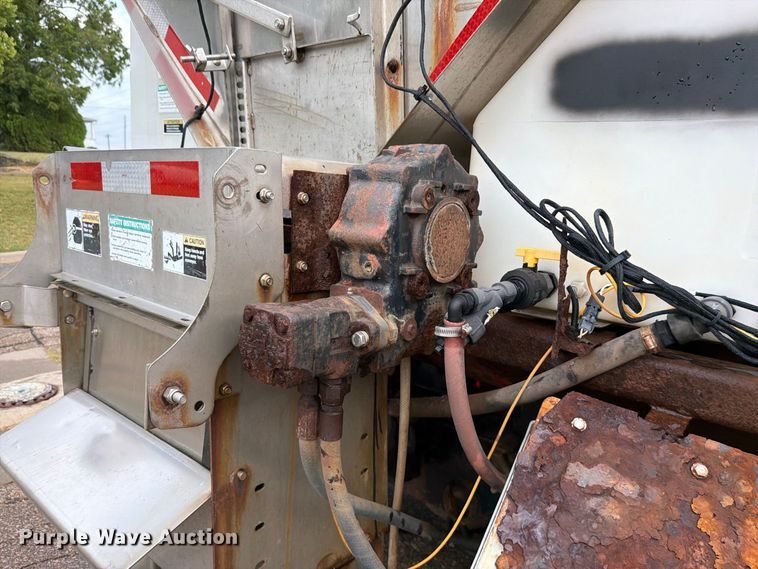 image for item FH6315 2007 International 7400 dump truck