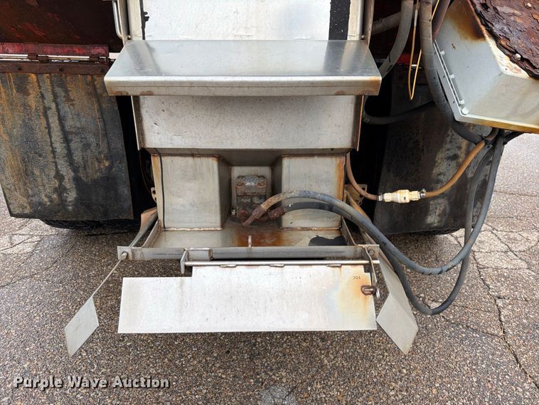 image for item FH6315 2007 International 7400 dump truck