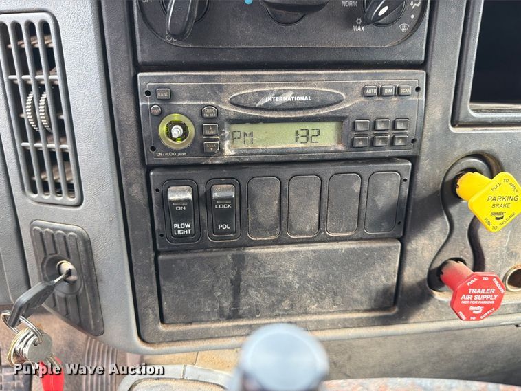 image for item FH6315 2007 International 7400 dump truck