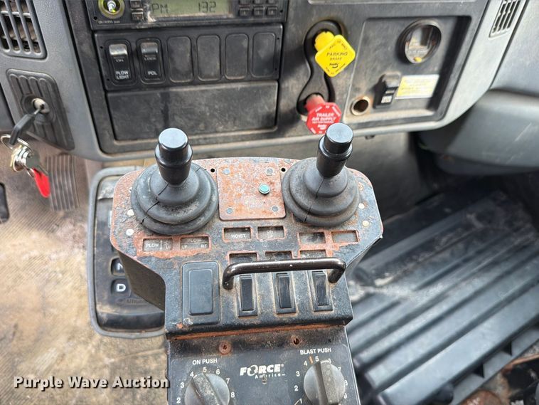 image for item FH6315 2007 International 7400 dump truck