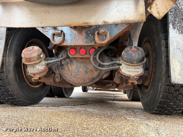 image for item FH6315 2007 International 7400 dump truck