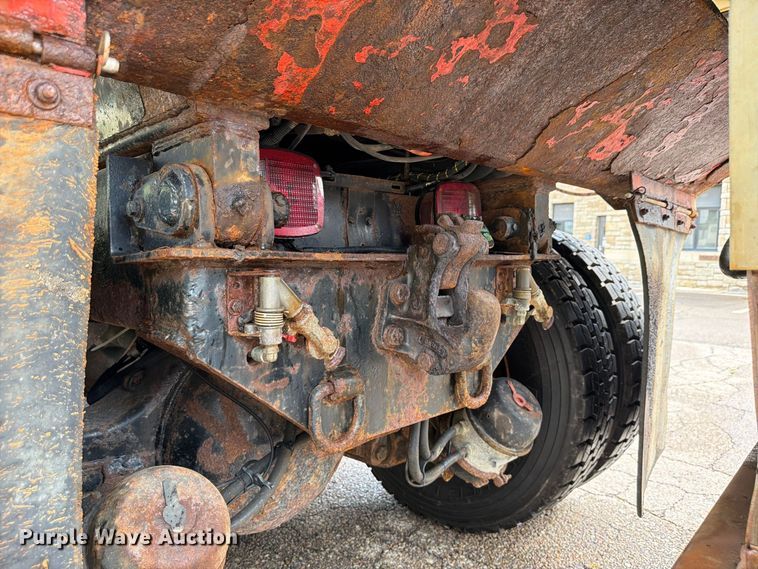 image for item FH6315 2007 International 7400 dump truck