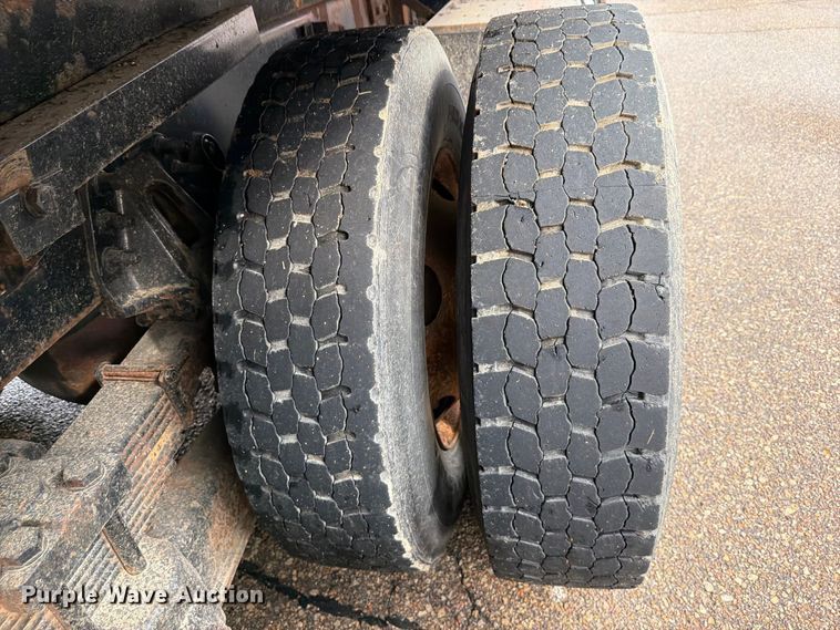 image for item FH6315 2007 International 7400 dump truck