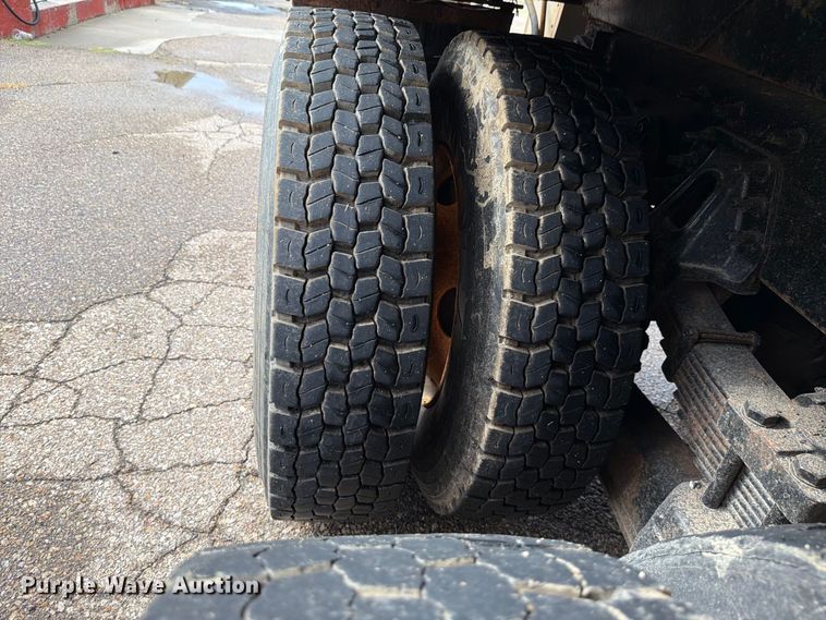 image for item FH6315 2007 International 7400 dump truck