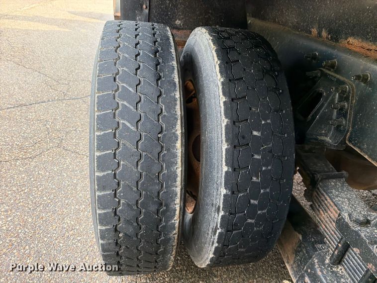image for item FH6315 2007 International 7400 dump truck